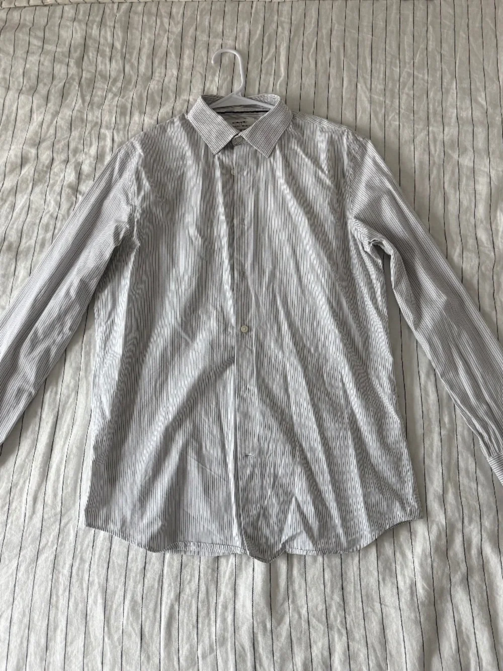 White with Grey Striped Banana Republic Dress Shirt Size Medium Mens Stretch Non